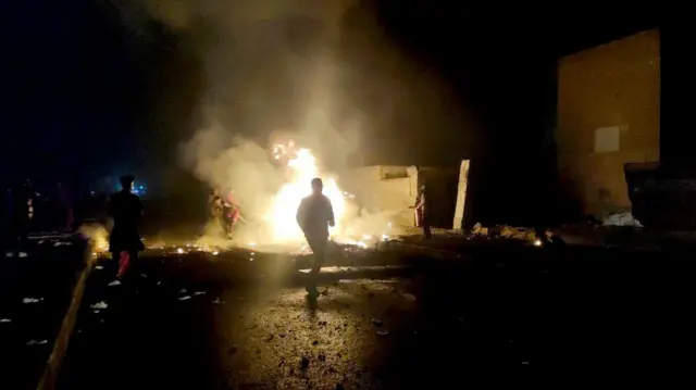 منظر من موقع بعد انفجار قنبلة مزروعة داخل سيارة في شارع في منبج