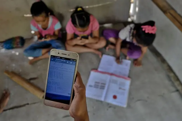 anak-anak menggunakan handphone