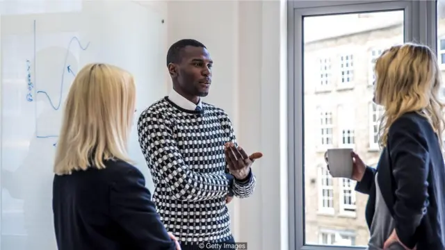 当我们与别人争论时，推理中的弱点会成为优势——相对于自己的观点，我们往往更善于评估别人的观点。