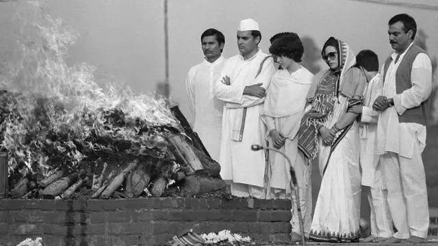 இந்திரா காந்தியின் இறுதிச்சடங்கு இஸ்லாமிய முறைப்படி செய்யப்பட்டதா?