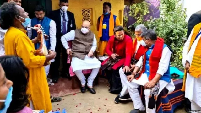 બાઉલ કલાકારના ઘરે અમિત શાહ