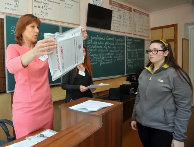 Учні з Донбасу і Криму мають зареєструватись у школі на підконтрольній території, аби скласти ЗНО, і прийти на тестування особисто