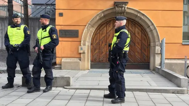 Polisi wa Sweden wakipiga doria nje ya mahakama