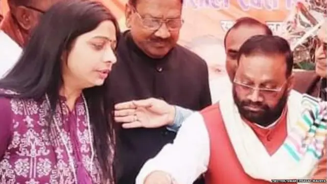 स्वामी प्रसाद मौर्य के साथ संघमित्रा मौर्य