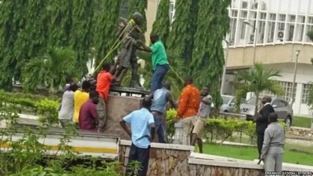 घानाची राजधानी अक्रामधल्या विद्यापीठातला महात्मा गांधींचा पुतळा हटवण्यात आला आहे.