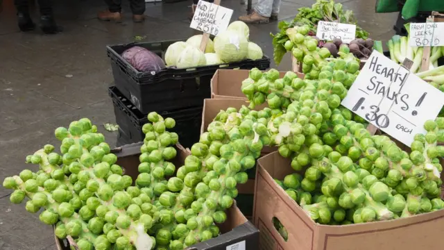 Брюссельская капуста на стволах на рынке