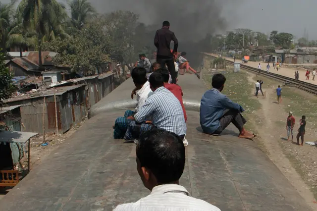 Voz prolazi kroz predgrađa na severu Dake koja se većinom sastoje od neformalnih naselja sačinjenih od improvizovanih objekata. Sa preko 20 miliona stanovnika u širem gradskom području, Daka predstavlja nejgušće naseljeni grad na svetu.