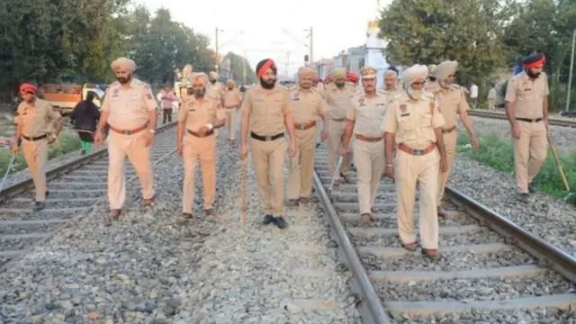 দুর্ঘটনাস্থল ঘুরে দেখছে পুলিশ।