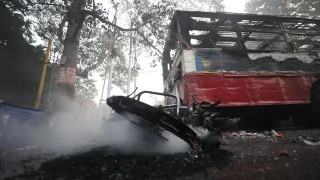 లక్నోలో దహనమైన బస్సు