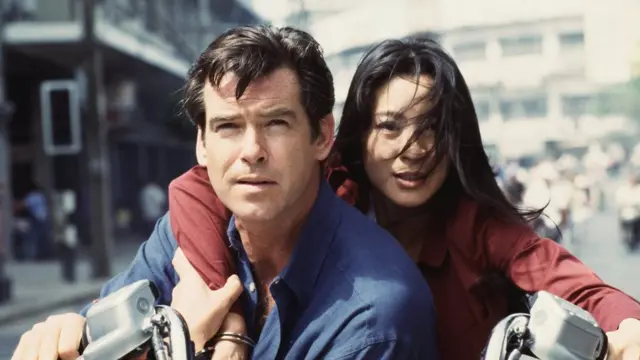 میشل یئو در نقش وای لین، در لوکیشنی در تایلند برای فیلم جیمز باندی "فردا هرگز نمیمیرد" با بازی پیرس برازنان