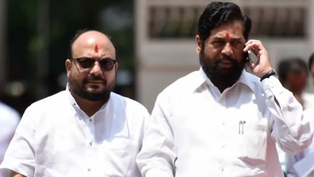 El ministro de Salud de Maharashta, Eknath Shinde (der.)