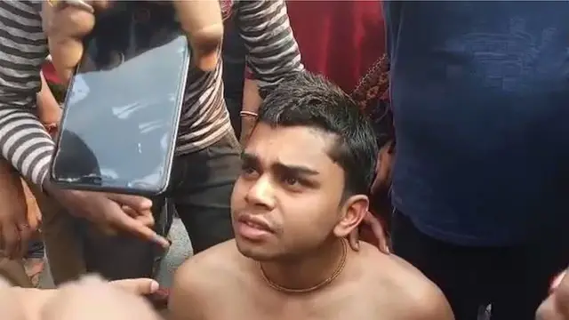 কোচবিহারের অনীক দাসকে রাস্তায় ঘিরে ধরে শাসানো হচ্ছে