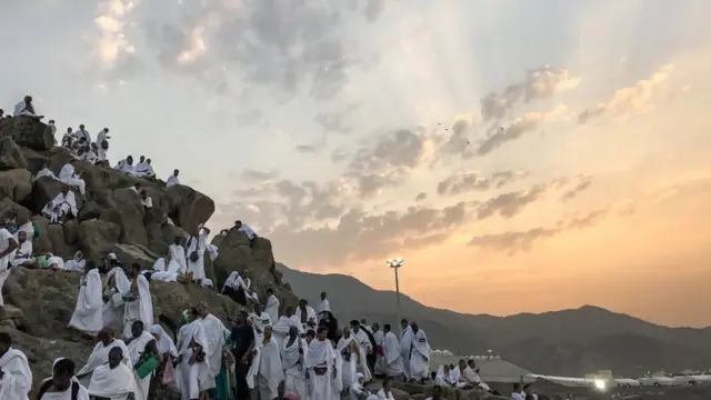 د لمر لوېدو وروسته حاجيان ټول مزدلفې ته لاړل او هلته به شپه کوي.