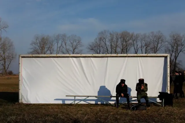 ঐতিহ্যবাহী ক্যাসাক খেলার সময়কার একটি গোলপোস্ট স্ক্রিন দিয়ে ঢেকে দেয়া হয়েছে।