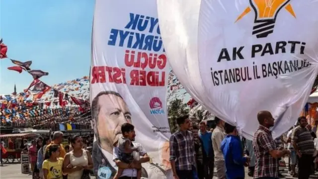 اندلعت الاشتباكات خلال زيارة النائب ابراهيم خليل يلديز لمتاجر في بلدة سوروش ذات الأغلبية الكردية.