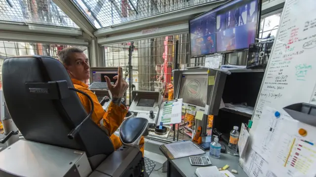 Un operario en una plataforma petrolífera.