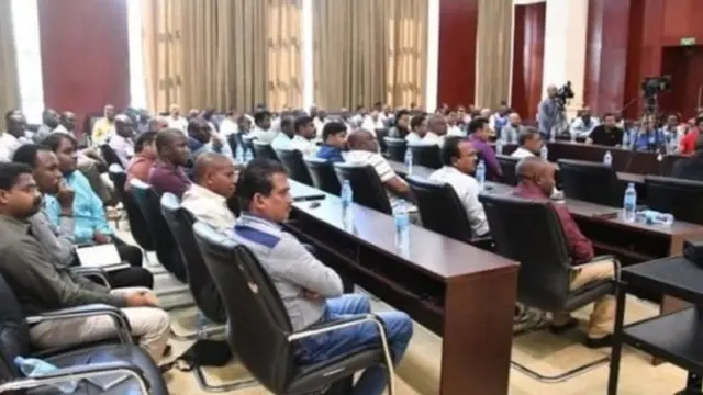 Wafanyabiashara wa korosho wakimsikiliza Rais Magufuli Septemba 28