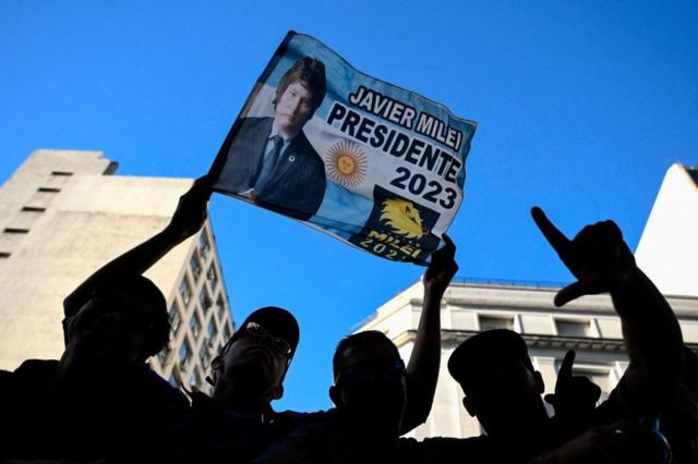 Apoiadorestem como apostar online na mega senaMilei perto do comitêtem como apostar online na mega senacampanha do candidato neste domingotem como apostar online na mega senasegundo turno