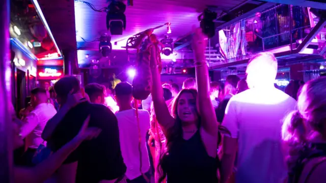 Jóvenes bailando en el club nocturno Fibre en la ciudad de Leeds.