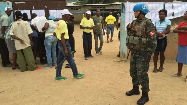 Militar da ONU em local de votação no Haiti