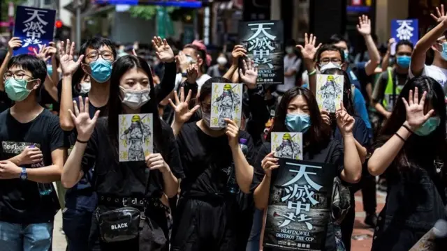 அமெரிக்கா - சீனா - பிரிட்டன்: பூகோள அரசியலில் சிக்கிக்கொண்ட ஹுவாவே நிறுவனம்