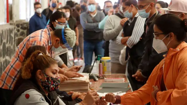 Entrega de papeletas en las elecciones legislativas de México.