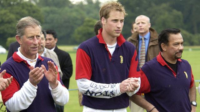 El sultán de Brunei junto a los príncipes Carlos y William de Inglaterra, durante un torneo de polo.