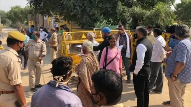 पहले जब फैक्ट फाइंडिंग टीम को गांव के बाहर रोक दिया गया था