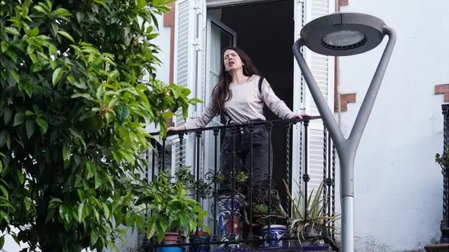 Женщина поет