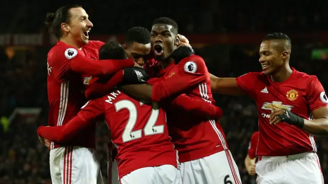 Henrikh Mkhitaryan ấn định tỉ số 3-1 cho Manchester United