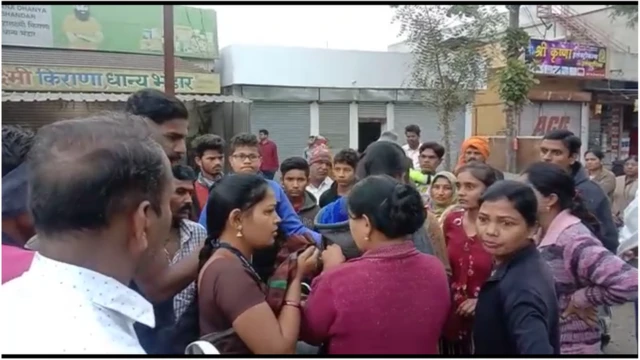 घटनास्थळी जमलेली गर्दी