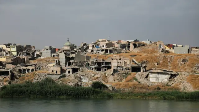 အီရတ်နိုင်ငံ မိုဆူးလ်မြို့မှာ စစ်ရဲ့ ဒဏ်ရာတွေအများကြီးခံနေရဆဲပါ။