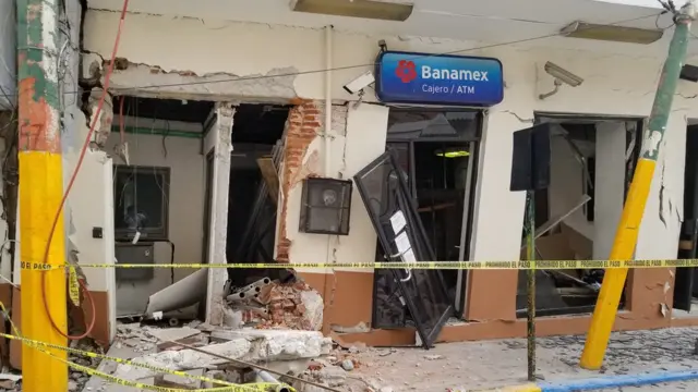 Fachada destrozada de un banco en Jojutla