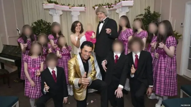 ครอบครัวเทอร์พินกับผู้แต่งกายเลียนแบบเอลวิส เพรสลีย์ ที่ลาสเวกัส ขณะที่นายเดวิดและนางลูอิสทำพิธีสมรสกันอีกครั้ง