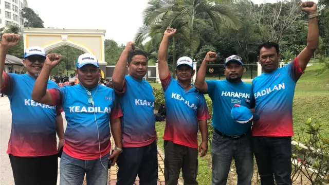 Supporters of Mr Anwar