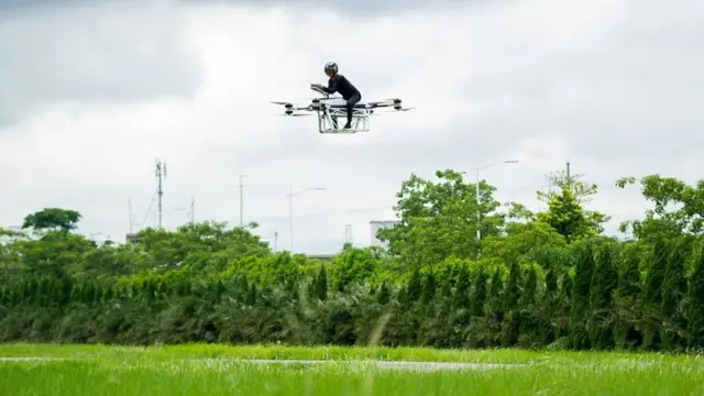 زاو ديلي على متن دراجة نارية طائرة