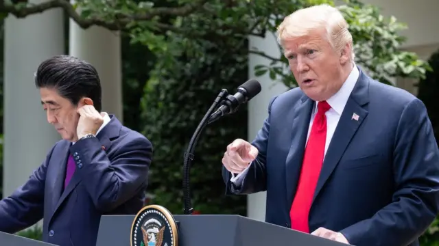 شینزو آبه، نخست وزیر ژاپن در کنار دونالد ترامپ