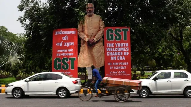 జీఎస్‌టీ హోర్డింగ్‌ల మధ్యలో నరేంద్ర మోదీ కటౌట్