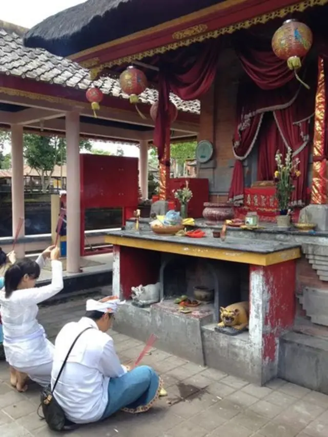 Salah satu bukti akulturasi yang dicatat oleh Project Balichinesia, banyak klenteng di Bali yang letaknya juga di dalam pura, sehingga mereka bersembahyang secara sekaligus, baik di pura maupun juga di klenteng.