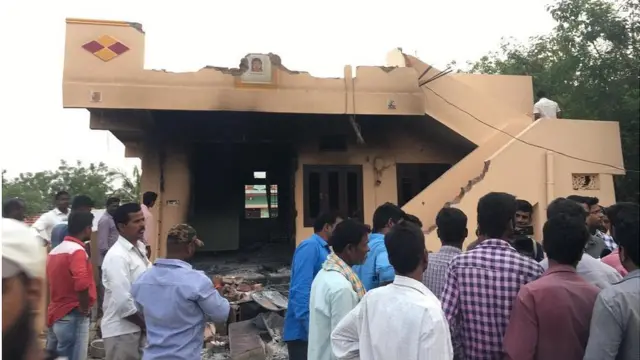 కొత్తగా నిర్మించిన శ్రీనివాస రెడ్డి ఇంటిని వీలైనంత ధ్వంసం చేసి వస్తువులు చెల్లా చెదురు చేసి, గుమ్మాలు, కిటికీలు, ఇతర వస్తువులు తగలబెట్టారు గ్రామస్తులు