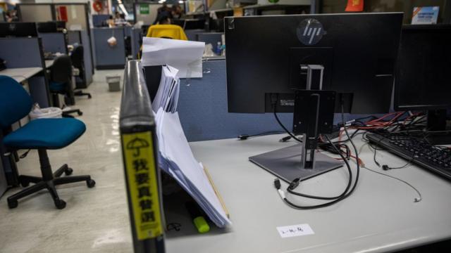 香港將軍澳《蘋果日報》報社內一張被警察拆走電腦的工位（17/6/2021）