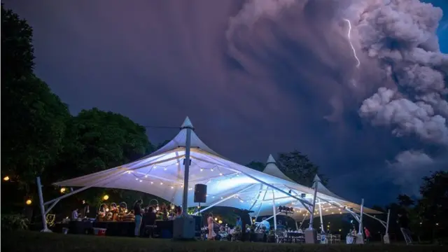 Casamento com erupção do vulcão ao fundo