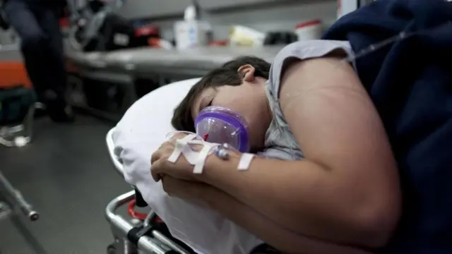 Un joven en una camilla de hospital