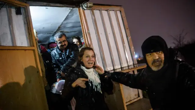 Aslı Erdoğan'ın 29 Kasım'da İstanbul Bakırköy Kadın Kapalı Cezaevi'nden tahliye edildiği an