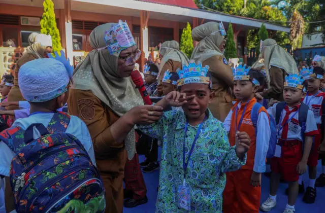 Seorang guru menenangkan seorang siswa baru yang menangis saat mengikuti Masa Pengenalan Lingkungan Sekolah (MPLS) pada hari pertama tahun ajaran 2026/2027 di SD Negeri 1 Kota Ternate, Maluku Utara, Senin (13/7/2026). Sebanyak 72 peserta didik baru mengikuti MPLS selama lima hari untuk mengenal lingkungan sekolah, berinteraksi dengan guru dan tenaga kependidikan, serta memahami metode pembelajaran dan tata tertib yang berlaku.