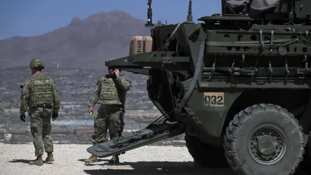 Soldados del Ejército estadounidense junto a un vehículo blindado Stryker en la frontera de Estados Unidos con México, al otro lado Ciudad Juárez, Chihuahua, México, 30 de marzo de 2025. Foto de Luis Torres/EPA-EFE/REX/Shutterstock 