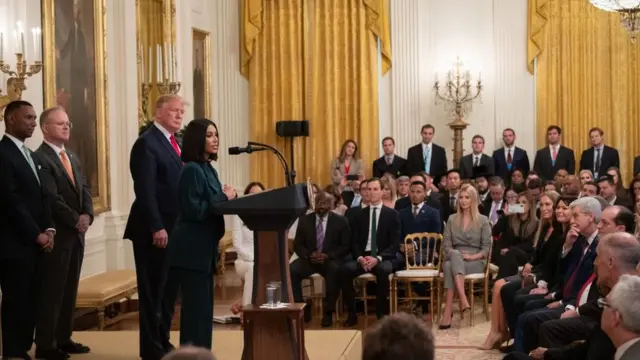 Kim Kardashian fala ao lado do presidente Trump durante um evento sobre a reforma penitenciária