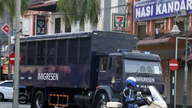 Truk mengangkut para migran di Malaysia.