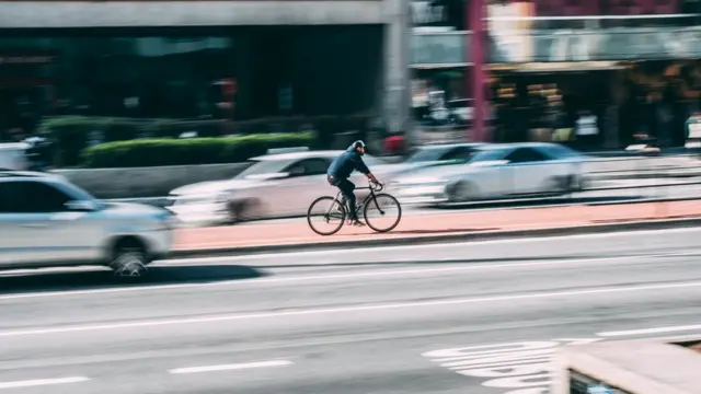 Homem pedala na cidade