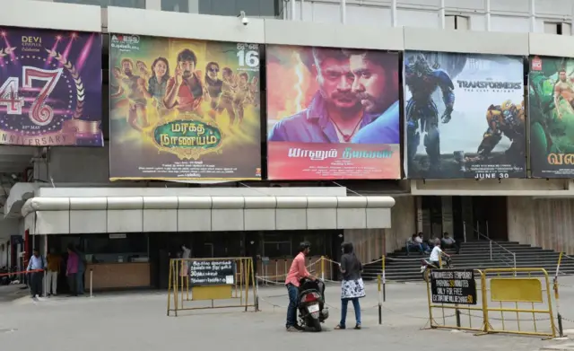 மூன்றாவது நாளாக தொடரும் திரையரங்கு மூடல் போராட்டம் : தமிழக அரசுக்கு ரஜினிகாந்த் கோரிக்கை